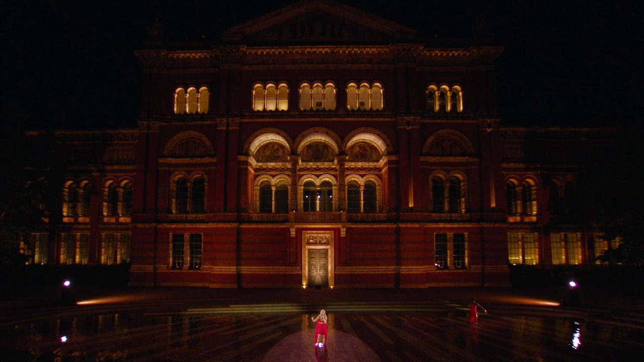 ELLIE GOULDING – VICTORIA & ALBERT.00_03_37_02.Still010